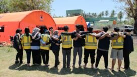 Tim kesehatan RSKKA dan tim relawan dari Iluni UI bekerjasam untuk memberi pelayanan kesehatan kepada warga di lokadi bencana korban gempa. Foto: ist