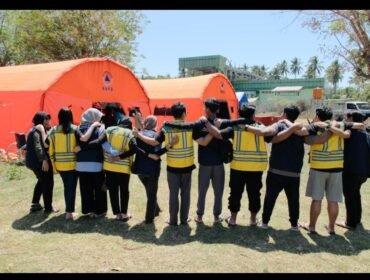 Tim kesehatan RSKKA dan tim relawan dari Iluni UI bekerjasam untuk memberi pelayanan kesehatan kepada warga di lokadi bencana korban gempa. Foto: ist