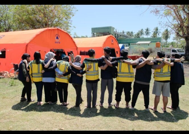 
					Tim kesehatan RSKKA dan tim relawan dari Iluni UI bekerjasam untuk memberi pelayanan kesehatan kepada warga di lokadi bencana korban gempa. Foto: ist