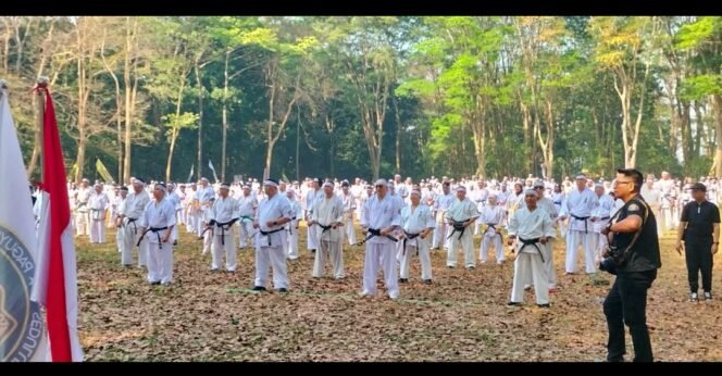 
					Semarak dan meriah acara Gashuku II Lintas Kyokushin Jatim diikuti sebanyak 800 karateka. Foto: ist