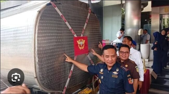 Bea Cukai Semarang bongkar modus baru distribusi 1,5 juta batang rokok putih menggunakan truk tangki air. Foto: ist