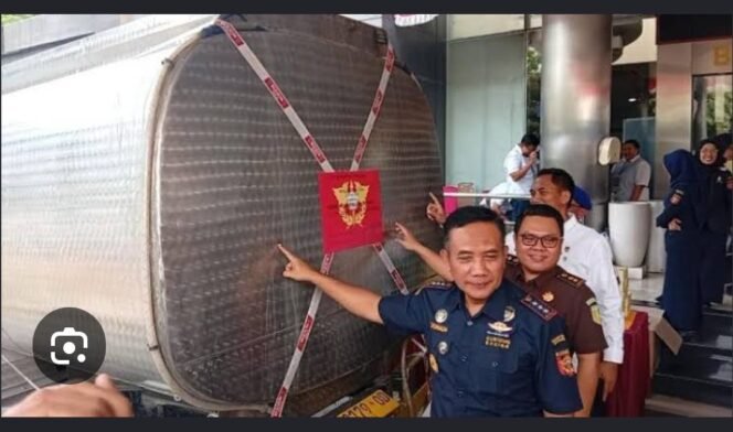 
					Bea Cukai Semarang bongkar modus baru distribusi 1,5 juta batang rokok putih menggunakan truk tangki air. Foto: ist