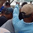 Posko dipenuhi keluarga lima jurbalis dan dua awak kapal motor hilang, saat liputan erupsi gunung Anak Krakayay sejak 7 September 2026, dan belum ditemukan hingga Rabu 9 September 2036. Foto: MetroTV