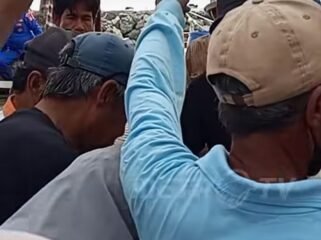 Posko dipenuhi keluarga lima jurbalis dan dua awak kapal motor hilang, saat liputan erupsi gunung Anak Krakayay sejak 7 September 2026, dan belum ditemukan hingga Rabu 9 September 2036. Foto: MetroTV