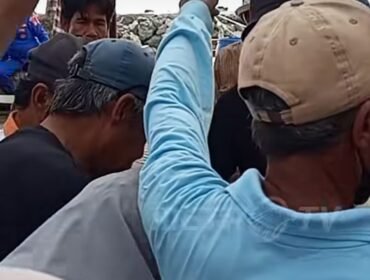 Posko dipenuhi keluarga lima jurbalis dan dua awak kapal motor hilang, saat liputan erupsi gunung Anak Krakayay sejak 7 September 2026, dan belum ditemukan hingga Rabu 9 September 2036. Foto: MetroTV