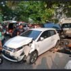 Salah injak pedal, sopir Alphard menabrak beruntun 3 mobil, 11 motor, rombong bakso dan 5 korban luka luka di Sukolilo, Surabaya. Foto: SuaraSurabaya