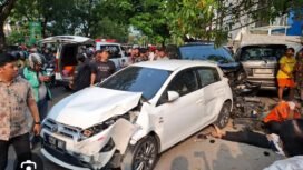 Salah injak pedal, sopir Alphard menabrak beruntun 3 mobil, 11 motor, rombong bakso dan 5 korban luka luka di Sukolilo, Surabaya. Foto: SuaraSurabaya