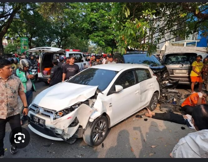 
					Salah injak pedal, sopir Alphard menabrak beruntun 3 mobil, 11 motor, rombong bakso dan 5 korban luka luka di Sukolilo, Surabaya. Foto: SuaraSurabaya