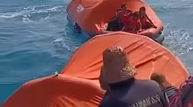 Tum SAR dibantu kapal laim dan pukuhan kapal nelayan membantu mengevakuasi korban KM  Virgo 8yang tenggelam di area pantai 80 mil.ke arah Banjarmasing, Minggu dinihari, 13 September 2926. Foto: ist