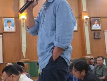 Setiap tahun ajaran baru selalu diwarnai jor joran angka sumbangan yang digalang oleh komite sekolah. Tahun ini SMAN 1 Jombang memasang angka Partisipasi Masyarakat untuk Pengembangan Saran (PMPS) Rp2,5 juta-Rp3 jits, serta Partisipasi Masyarakat untuk Pengembangan Pendidikan (PMPP) anyata Rp165.000-Rp200.000. Hadi S. Purwanto menolak keras cara cara seperti ini. Foto: ist