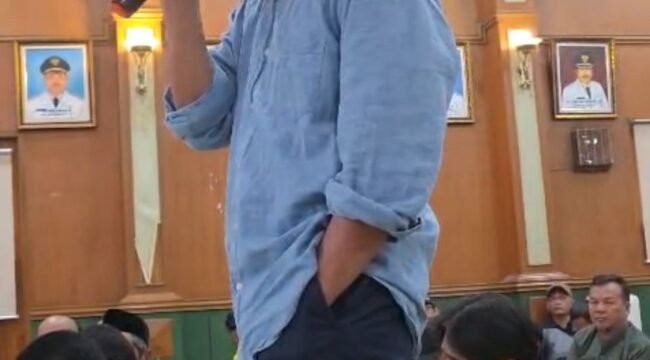 Setiap tahun ajaran baru selalu diwarnai jor joran angka sumbangan yang digalang oleh komite sekolah. Tahun ini SMAN 1 Jombang memasang angka Partisipasi Masyarakat untuk Pengembangan Saran (PMPS) Rp2,5 juta-Rp3 jits, serta Partisipasi Masyarakat untuk Pengembangan Pendidikan (PMPP) anyata Rp165.000-Rp200.000. Hadi S. Purwanto menolak keras cara cara seperti ini. Foto: ist