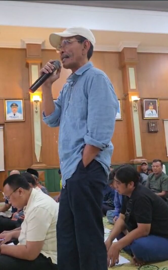 
					Setiap tahun ajaran baru selalu diwarnai jor joran angka sumbangan yang digalang oleh komite sekolah. Tahun ini SMAN 1 Jombang memasang angka Partisipasi Masyarakat untuk Pengembangan Saran (PMPS) Rp2,5 juta-Rp3 jits, serta Partisipasi Masyarakat untuk Pengembangan Pendidikan (PMPP) anyata Rp165.000-Rp200.000. Hadi S. Purwanto menolak keras cara cara seperti ini. Foto: ist