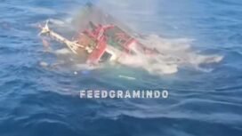 Kapala Basarnas SPOB BRM 400 yang melintas di sekitar lokasi segera memberi pertolongan kepada 8 awak kapal tunda BMT 20 yang tenggelam di laut Baweaan, Gresik, Selasa, 15 September 2025. Foto: instagram@feedgramindo