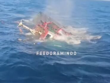 Kapala Basarnas SPOB BRM 400 yang melintas di sekitar lokasi segera memberi pertolongan kepada 8 awak kapal tunda BMT 20  yang tenggelam di laut Baweaan, Gresik, Selasa, 15 September 2025. Foto: instagram@feedgramindo