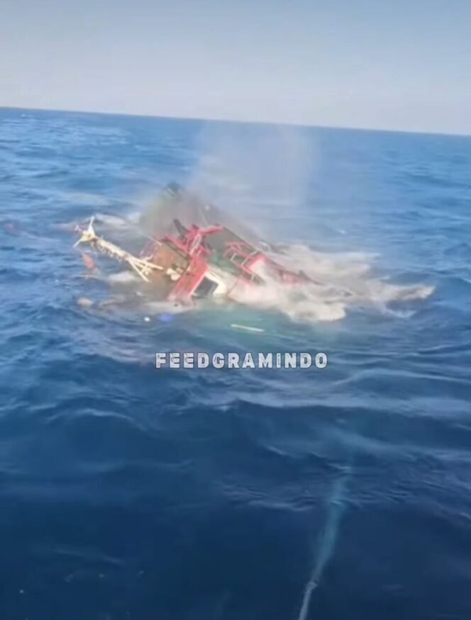 
					Kapala Basarnas SPOB BRM 400 yang melintas di sekitar lokasi segera memberi pertolongan kepada 8 awak kapal tunda BMT 20  yang tenggelam di laut Baweaan, Gresik, Selasa, 15 September 2025. Foto: instagram@feedgramindo