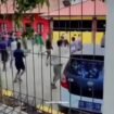 Warga dari drsa Bali Ledo usung jenazah Jowa Tana, lalu mengepung kantor polisi Waikabubak, Sumbawa Barat, Selasa 15 September 206. Foto: instagram@inikupang_