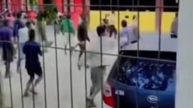 Warga dari drsa Bali Ledo usung jenazah Jowa Tana, lalu mengepung kantor polisi Waikabubak, Sumbawa Barat, Selasa 15 September 206. Foto: instagram@inikupang_