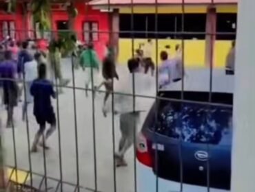 Warga dari drsa Bali Ledo usung jenazah Jowa Tana, lalu mengepung kantor polisi Waikabubak, Sumbawa Barat, Selasa 15 September 206. Foto: instagram@inikupang_