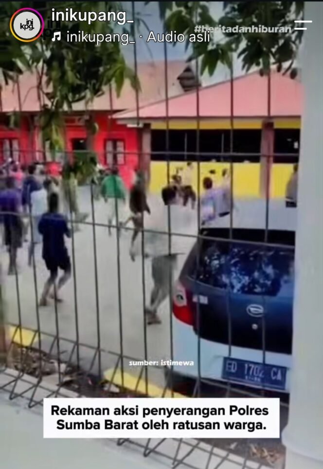 
					Warga dari drsa Bali Ledo usung jenazah Jowa Tana, lalu mengepung kantor polisi Waikabubak, Sumbawa Barat, Selasa 15 September 206. Foto: instagram@inikupang_
