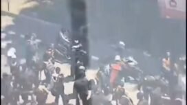 Aksi demonstrasi mahasiswa UINSA menolak pelantikan Prof. Akh. Muzakki, M.Ag., Ph.D sebagai rektor periode II, Rabu, 16 September 2026. Foto: instagram@iki.suroboyo