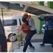 Sembilan siswa SDN 3 Kamoungdalem Kediri diangkut ke puskesmas Setonopande dan RS Gambiran, Kamis, 17 September 2026. Foto: ist