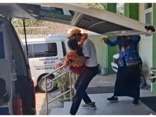 Sembilan siswa SDN 3 Kamoungdalem Kediri diangkut ke puskesmas Setonopande dan RS Gambiran, Kamis, 17 September 2026. Foto: ist