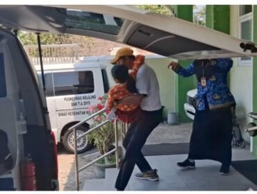 Sembilan siswa SDN 3 Kamoungdalem Kediri diangkut ke puskesmas Setonopande dan RS Gambiran, Kamis, 17 September 2026. Foto: ist