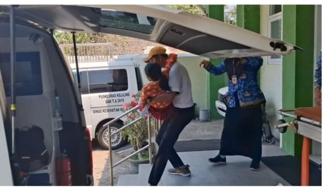 
					Sembilan siswa SDN 3 Kamoungdalem Kediri diangkut ke puskesmas Setonopande dan RS Gambiran, Kamis, 17 September 2026. Foto: ist