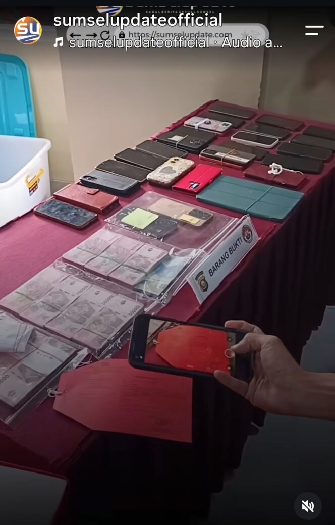 
					Polda Sumsel gelar konferensi pers, terkait operasi tangkap tangan (OTT) di sebuah hotel di Palembang. Foto: instagram@sumselupdateofficial