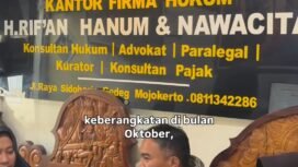 Massa calon jamaah murah PT Annisa Ahmada mendatangi kantor pengacara Rif'an Hanum untuk minta pengembakian obgkos dan dokumen. Foto: instagram@kabarmojokerto