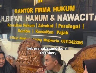 Massa calon jamaah murah PT Annisa Ahmada mendatangi kantor pengacara Rif'an Hanum untuk minta pengembakian obgkos dan dokumen. Foto: instagram@kabarmojokerto