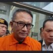 Gatot Heroe Hernanda adalah kepala Kantor Bea Cukai Kediri. Ia tersangkut sebagai penerima uang suap Ro61 miliar dari Blueray Cargo Jajarta. Ia simpan uang valuta asing hasil suap itu di plafon rumanya di Madyopuro, Malang. Foto: ist