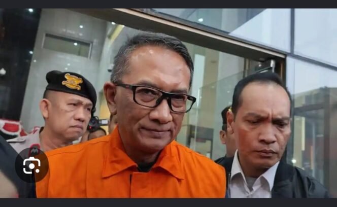 
					Gatot Heroe Hernanda adalah kepala Kantor Bea Cukai Kediri. Ia tersangkut sebagai penerima uang suap Ro61 miliar dari Blueray Cargo Jajarta. Ia simpan uang valuta asing hasil suap itu di plafon rumanya di Madyopuro, Malang. Foto: ist
