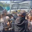 Aparat kepolisian menghalau massa yang memadati di ruang sidang dan halaman PN Tipikor Semarang saat sidang tuntutan 8 tahun dan 6 bulan terhadap terdakwa Sudewo, bupati non-akrif Pati, dalam sidang Senin, 21 September 2026. Foto: ist