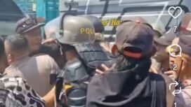 Aparat kepolisian menghalau massa yang memadati di ruang sidang dan halaman PN Tipikor Semarang saat sidang tuntutan 8 tahun dan 6 bulan terhadap terdakwa Sudewo, bupati non-akrif Pati, dalam sidang Senin, 21 September 2026. Foto: ist