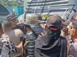 Aparat kepolisian menghalau massa yang memadati di ruang sidang dan halaman PN Tipikor Semarang saat sidang tuntutan 8 tahun dan 6 bulan terhadap terdakwa Sudewo, bupati non-akrif Pati, dalam sidang Senin, 21 September 2026. Foto: ist
