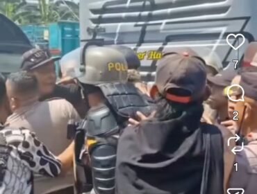 Aparat kepolisian menghalau massa yang memadati di ruang sidang dan halaman PN Tipikor Semarang saat sidang tuntutan 8 tahun dan 6 bulan terhadap terdakwa Sudewo, bupati non-akrif Pati, dalam sidang Senin, 21 September 2026. Foto: ist