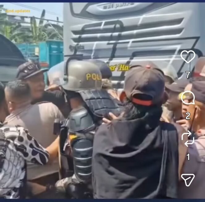 
					Aparat kepolisian menghalau massa yang memadati di ruang sidang dan halaman PN Tipikor Semarang saat sidang tuntutan 8 tahun dan 6 bulan terhadap terdakwa Sudewo, bupati non-akrif Pati, dalam sidang Senin, 21 September 2026. Foto: ist