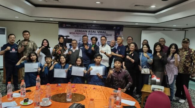 Mahasiswa dari Universitas Merdeka Surabaya aktif mengikuti talkshow 'Jangan Asal Viral' pada saat peluncuran media APPI, di Surabaya, Sabtu 26 September 2026. Foto: ist