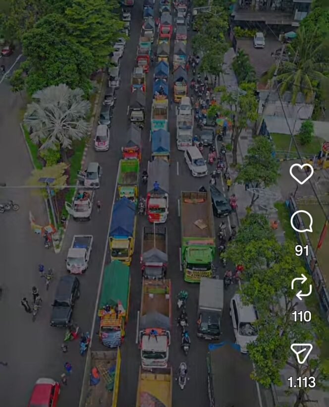 
					Ratusan sopir membawa truk lakukan aksi unjuk rasa di Surabaya, tuntut penghapusan antrean solar gunakan barcode, Rabu 30 September 2026. Fito: ist