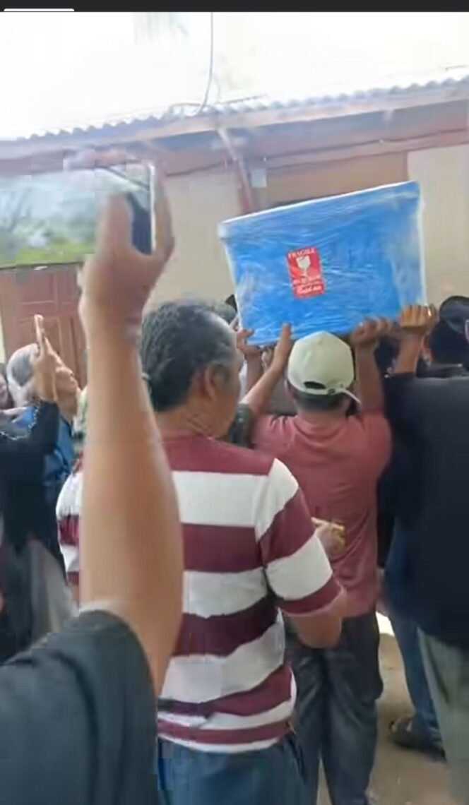 
					Tim SAR gabungan berhasil menemukan jasad Surono, 37, setelah 13 hari percarian sejak KM Virgo Transpor 8 tenggelam di perairan Kalimantan Selatan. Foto: ist