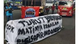 Sampai saat ini, aksi unjuk rasa ratusan sopir truk di Surababaya tolak barciode solar belum.mendapat respon dari pejabat. Foto: ist