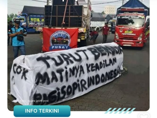 
					Sampai saat ini, aksi unjuk rasa ratusan sopir truk di Surababaya tolak barciode solar belum.mendapat respon dari pejabat. Foto: ist