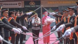 Saat tradisi Pedang Pora pisah sambut Kapolres Jombang dari AKBP Ardi Kurniawan kepada AKBP Yanto Mulyanto