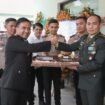 Kapolres Jombang, AKBP Yanto Mulyanto bersama jajaran saat serahkan kejutan nasi tumpeng