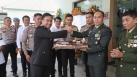 Kapolres Jombang, AKBP Yanto Mulyanto bersama jajaran saat serahkan kejutan nasi tumpeng