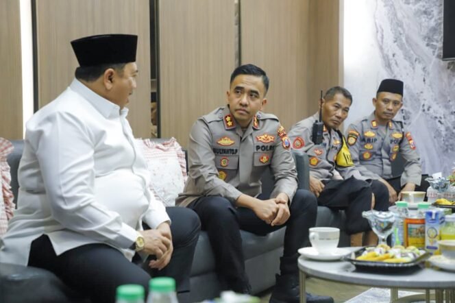 
					Kapolres Jombang, AKBP Yanto Mulyanto saat bersilaturahmi dengan Bupati H Warsubi