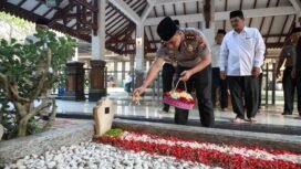 Kapolres Jombang AKBP Yanto Mulyanto saat kunjungi Ponpes Tebuireng sempatkan diri berziarah ke makam Presiden RI ke 4, KH Abdurrahman Wahid (Gus Dur)