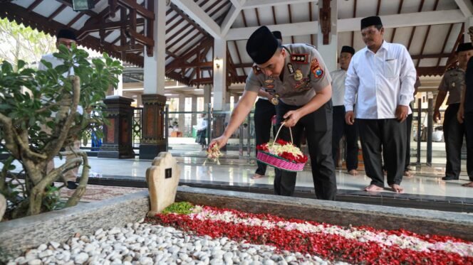 
					Kapolres Jombang AKBP Yanto Mulyanto saat kunjungi Ponpes Tebuireng sempatkan diri berziarah ke makam Presiden RI ke 4, KH Abdurrahman Wahid (Gus Dur) 