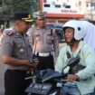 Kapolres Jombang, AKBP Yanto Mulyanto saat beri imbauan terhadap pengendara motor yang tak kenakan helm